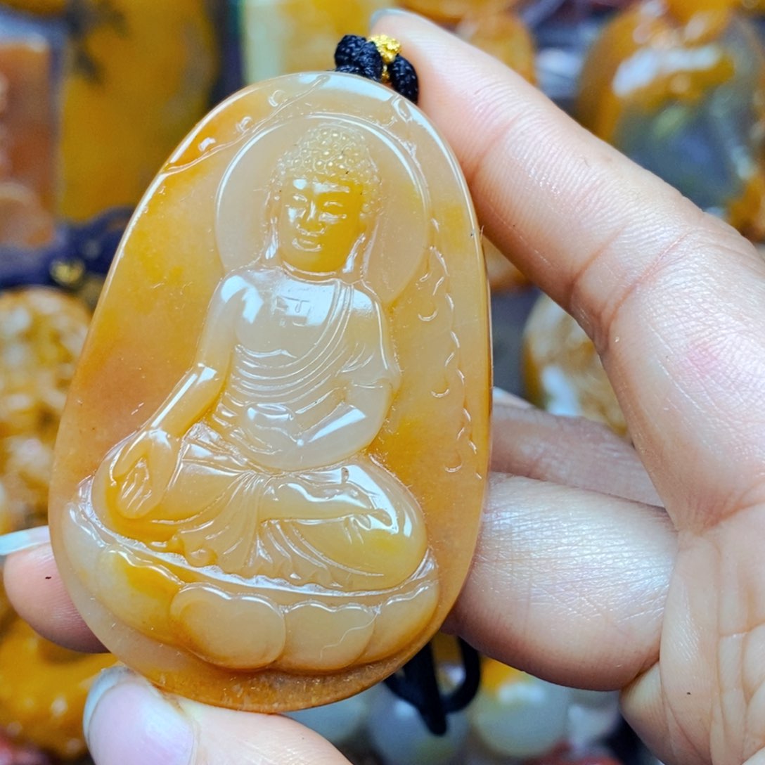 未镶嵌石英质玉（黄龙玉）颈饰