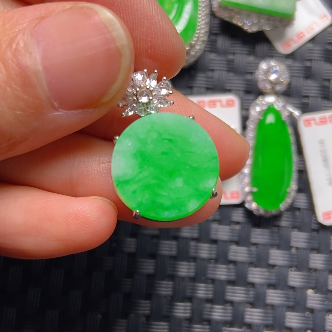 翡翠银S925镶嵌颈饰圆牌吊坠