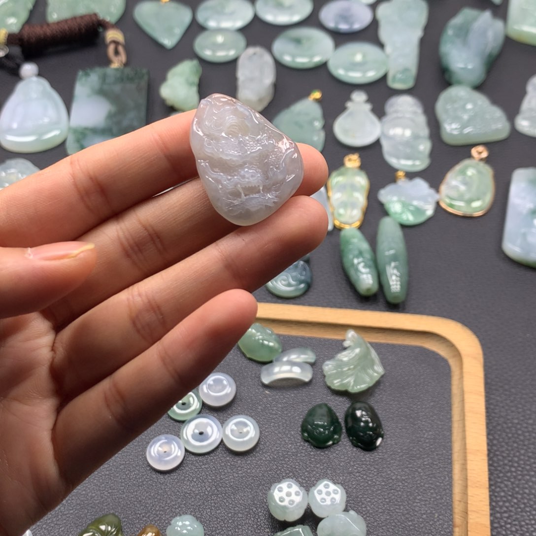 翡翠颈饰未镶嵌龙牌