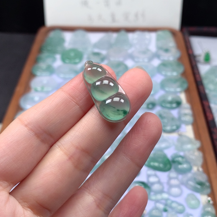 颈饰未镶嵌翡翠冰种晴底飘花福豆