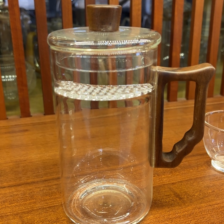 带过滤的绿茶杯。    