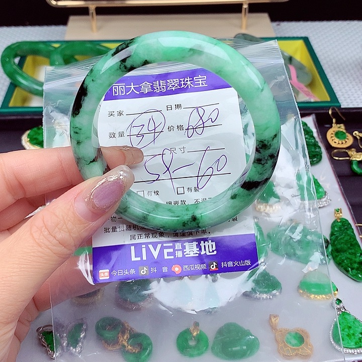 翡翠手镯未镶嵌翡翠