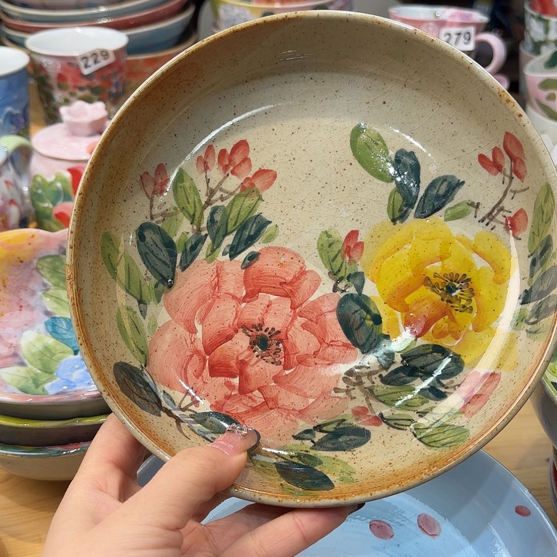 瓷片在干嘛我也在看手机