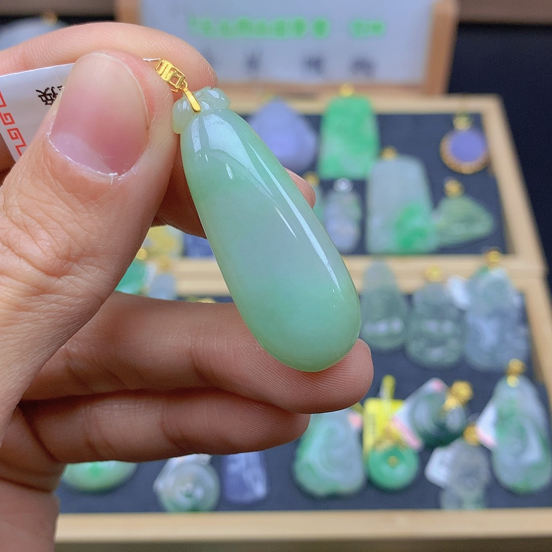 翡翠颈饰18K金镶嵌翡翠