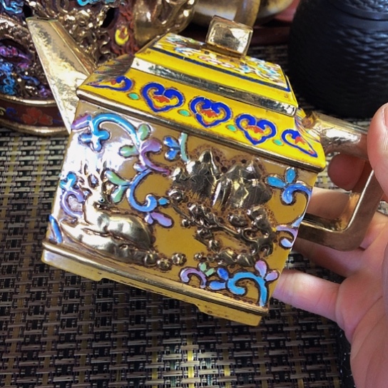 紫砂茶壶原矿泥料手工制作的紫砂壶。