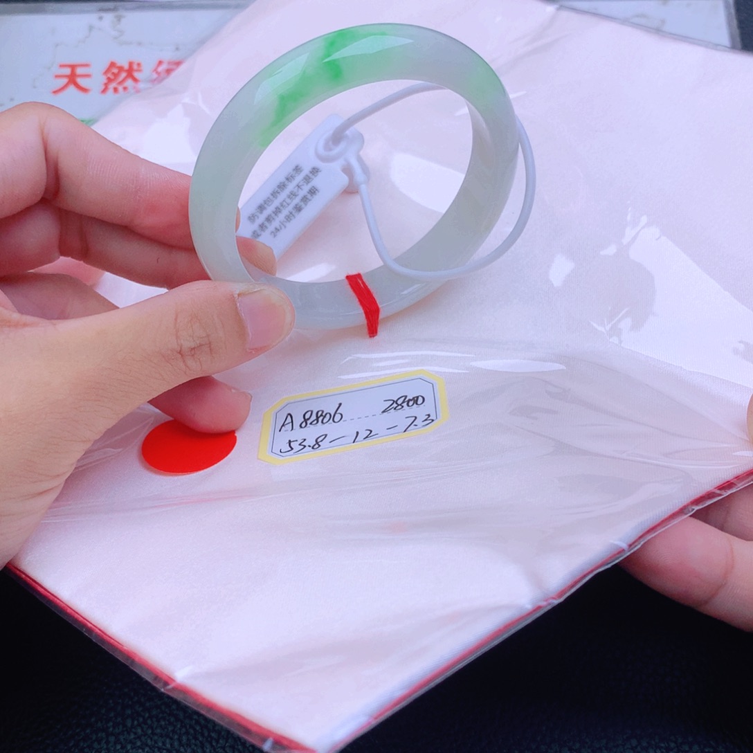 翡翠手镯未镶嵌翡翠
