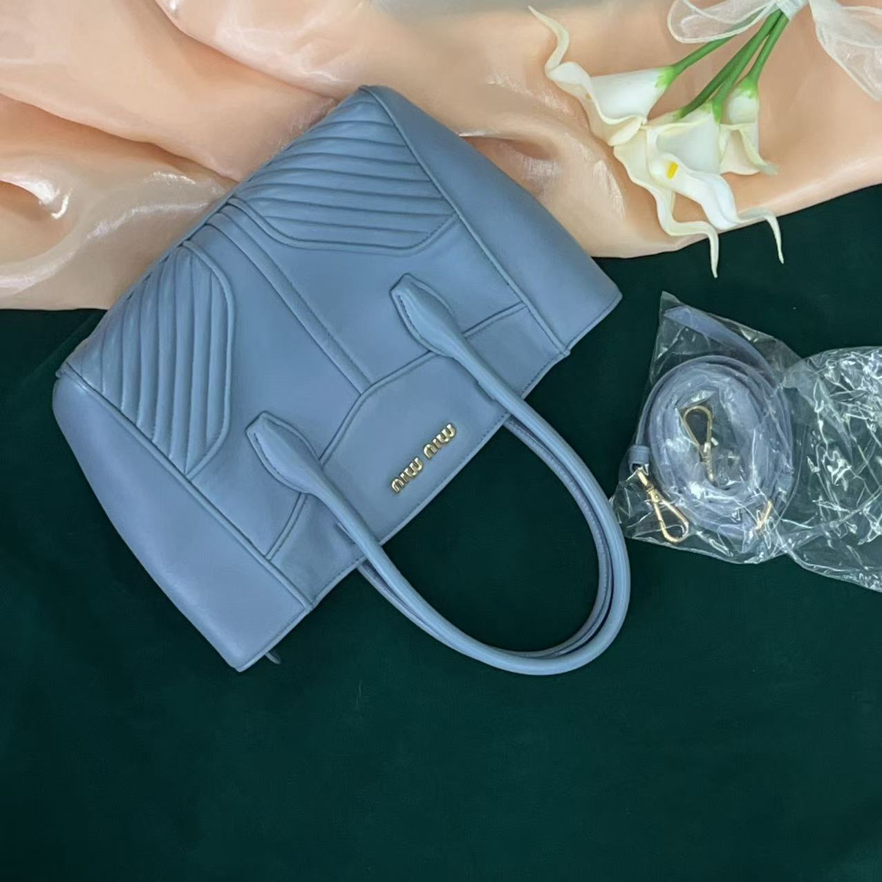 95新 MIU MIU/缪缪 雾霾蓝菜篮子手提包95新/QT6810