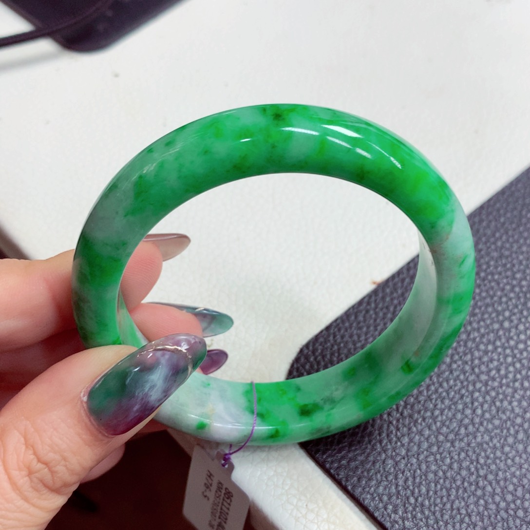 翡翠手镯未镶嵌缅甸