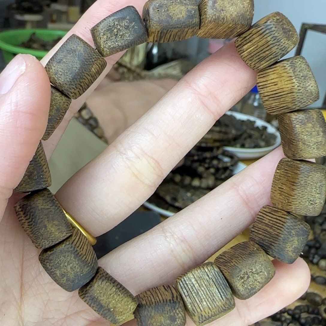 沉香沉香碎屑海南白棋乌身板头珠11克+