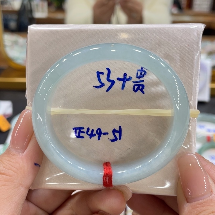 翡翠手镯未镶嵌翡翠