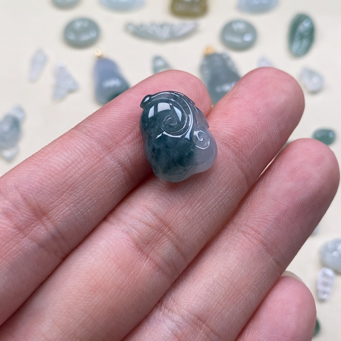 露***酱翡翠未镶嵌颈饰如意