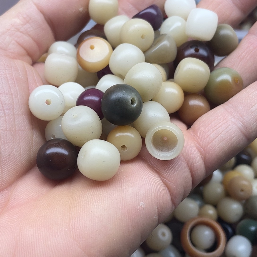 白玉菩提吊坠瑕疵混珠500克