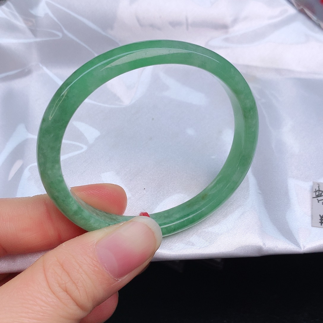 翡翠手镯未镶嵌8272cv v b b