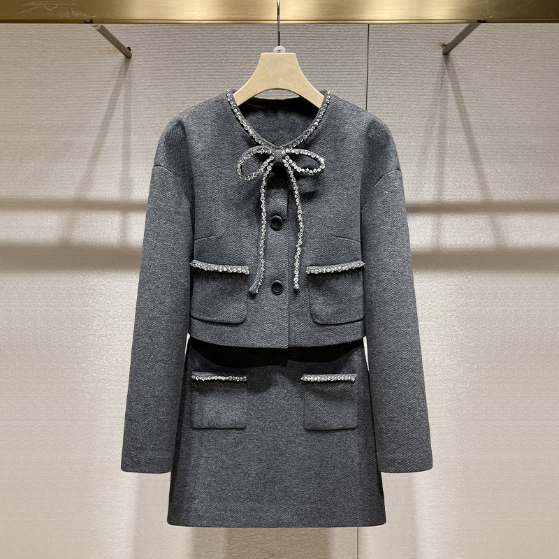 格雷风灰色套装2025春新款钻饰蝴蝶结短外套高腰A字半身裙两件套