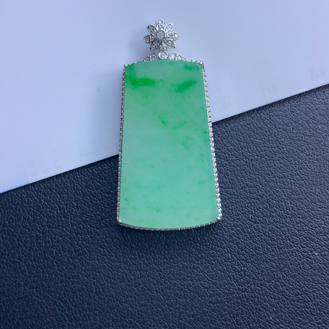 翡翠颈饰未镶嵌无事牌