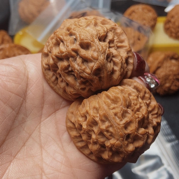 文玩核桃吊坠大***8龙脉狮子头