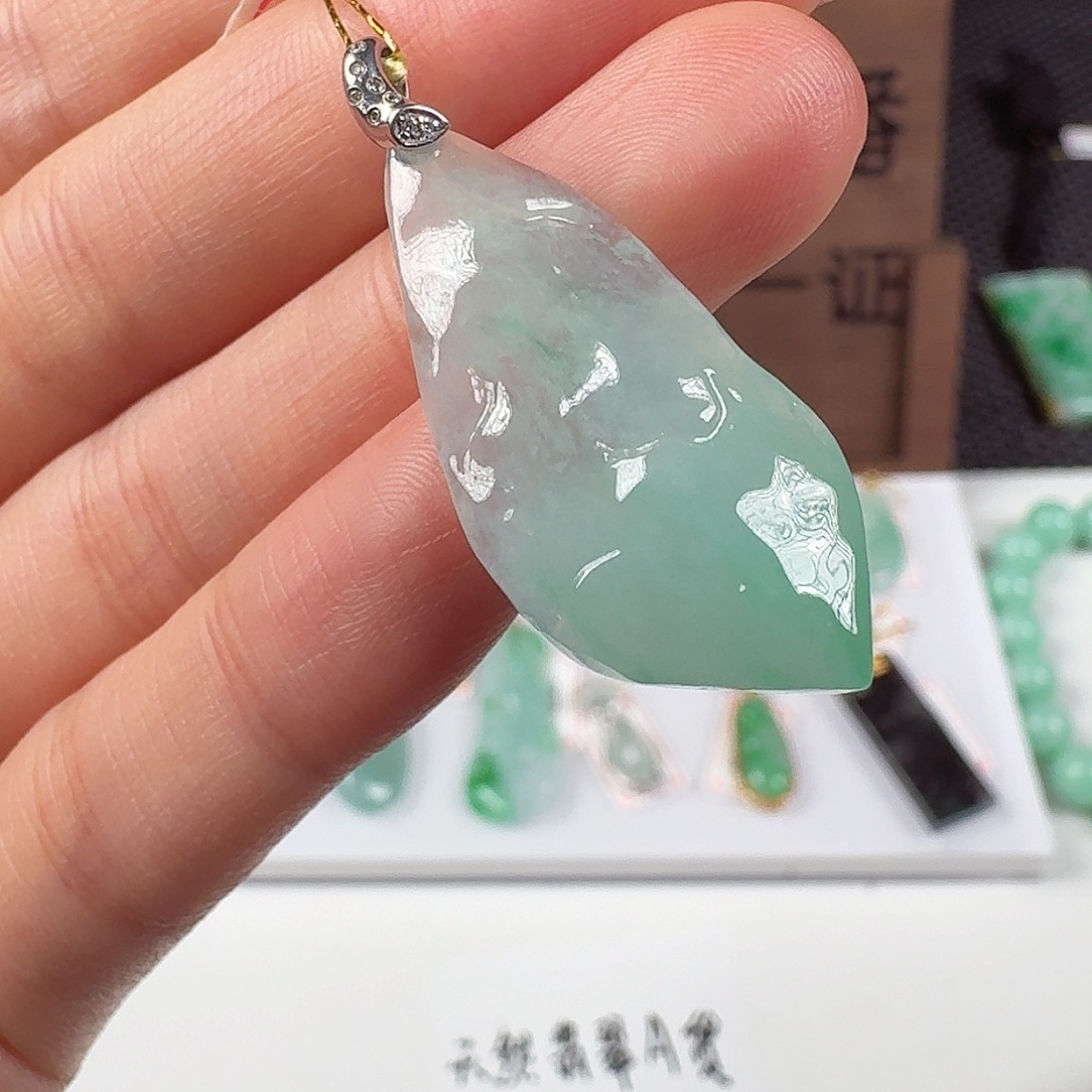 翡翠18K金镶嵌颈饰