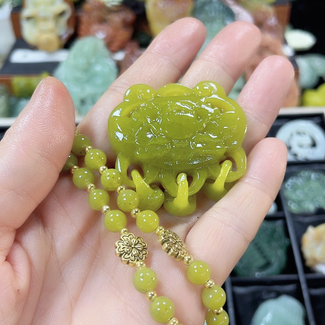 蛇纹石玉颈饰合金