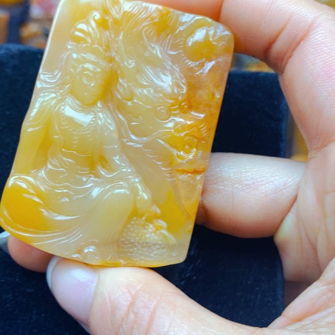 未镶嵌石英质玉（黄龙玉）颈饰