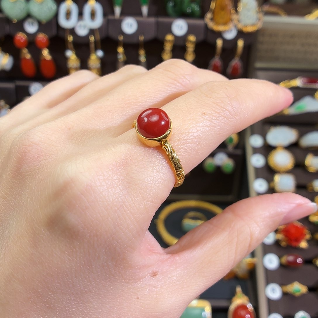 18K金镶嵌戒指南红玛瑙