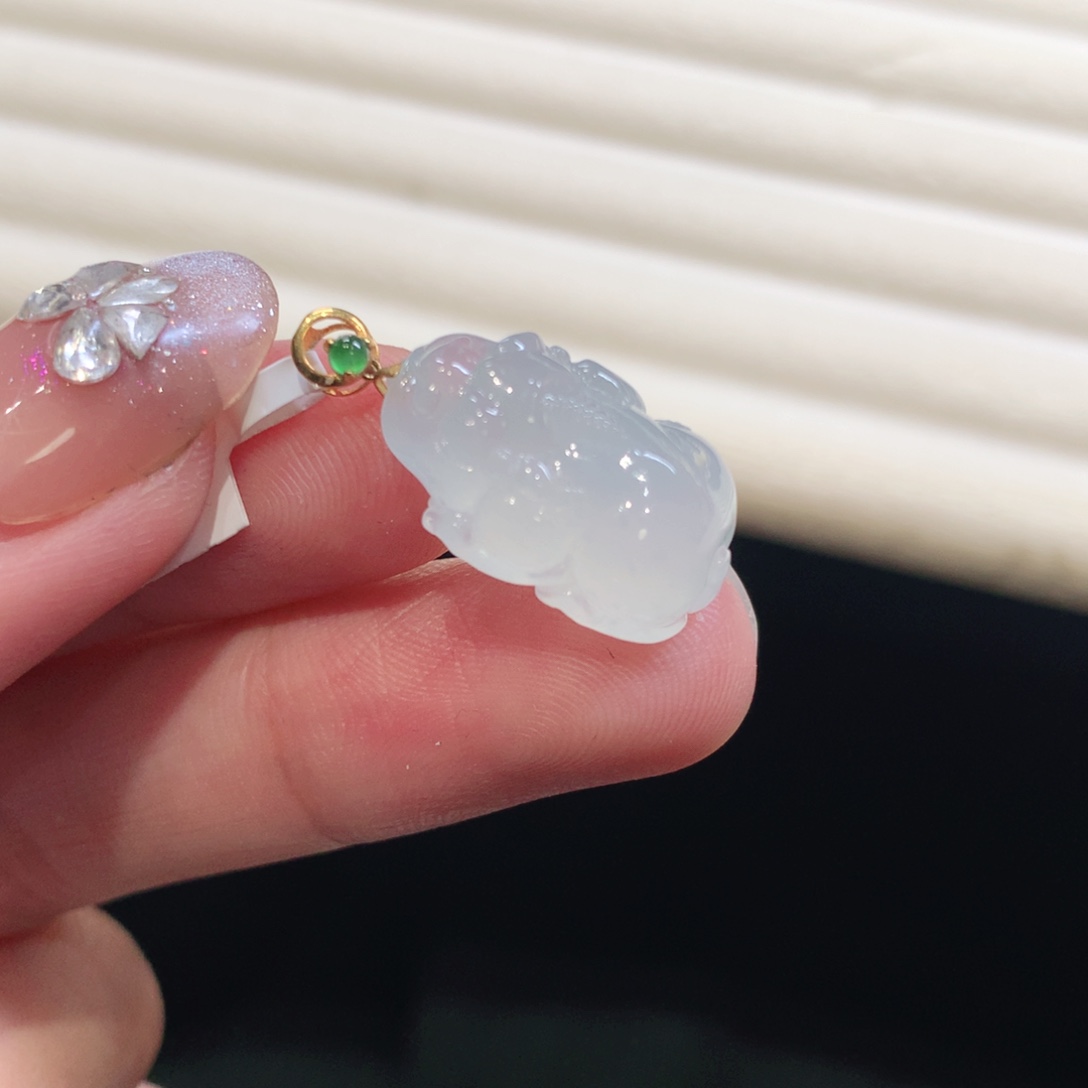翡翠18K金镶嵌颈饰貔貅