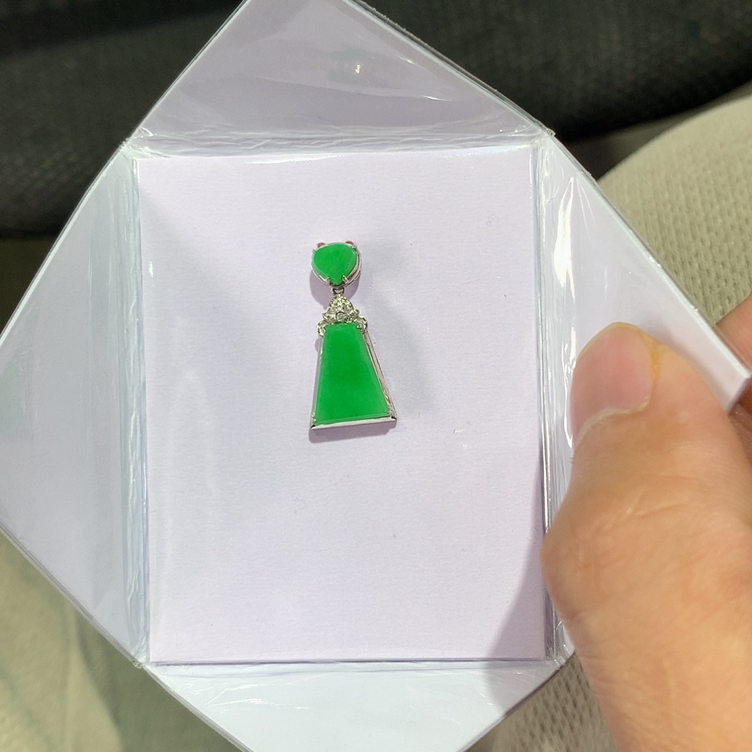 翡翠吊坠(赠链)18K金镶嵌