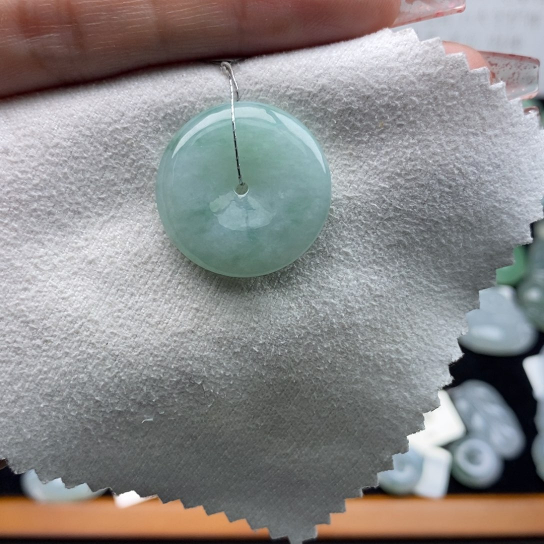 翡翠颈饰未镶嵌平安扣