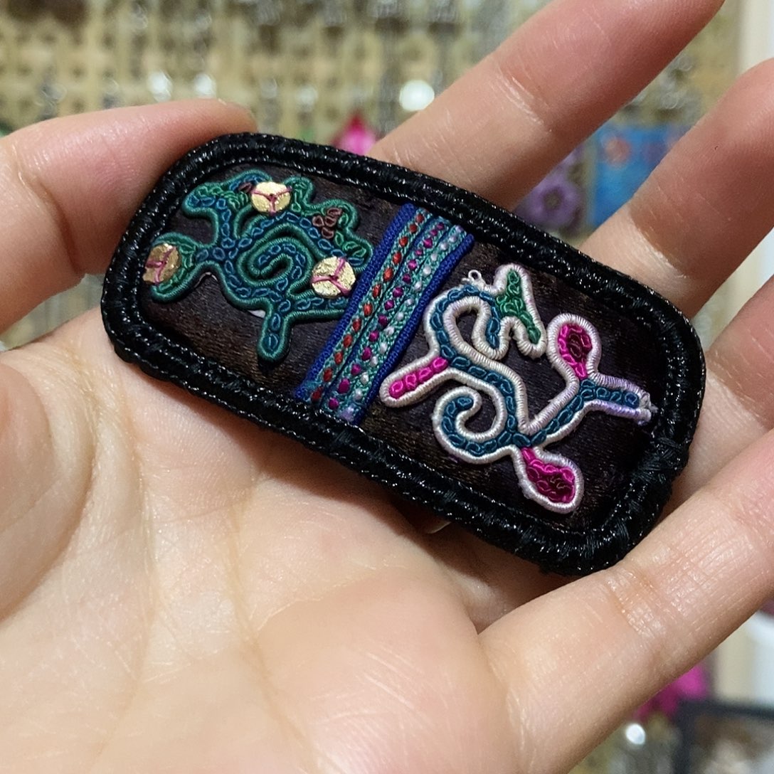 云***铺织绣发夹。    发夹