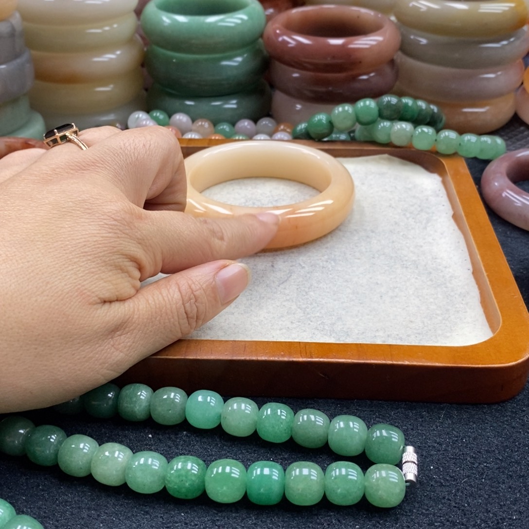 阿***楼石英质玉未镶嵌手镯