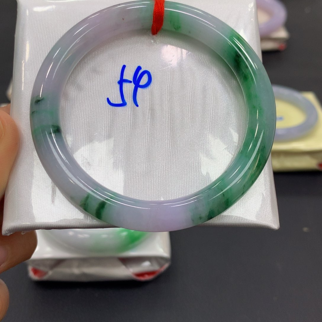 翡翠手镯未镶嵌翡翠