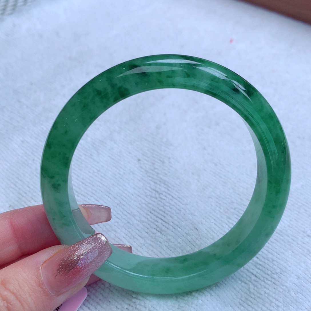 翡翠手镯未镶嵌翡翠