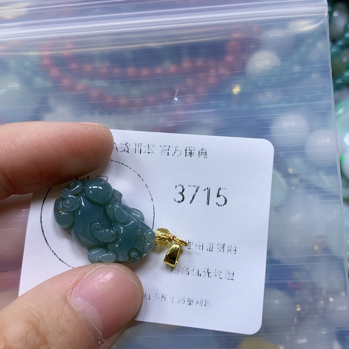 翡翠颈饰未镶嵌翡翠