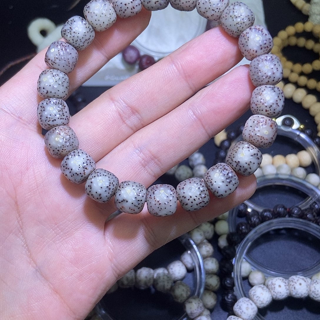 *****吊坠星月菩提石玉润透龙鳞