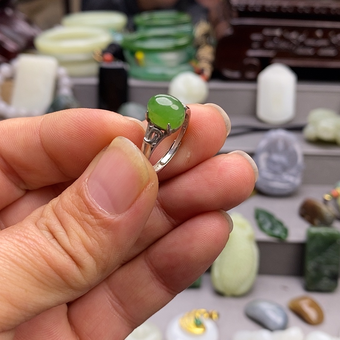 日***城和田玉未镶嵌颈饰