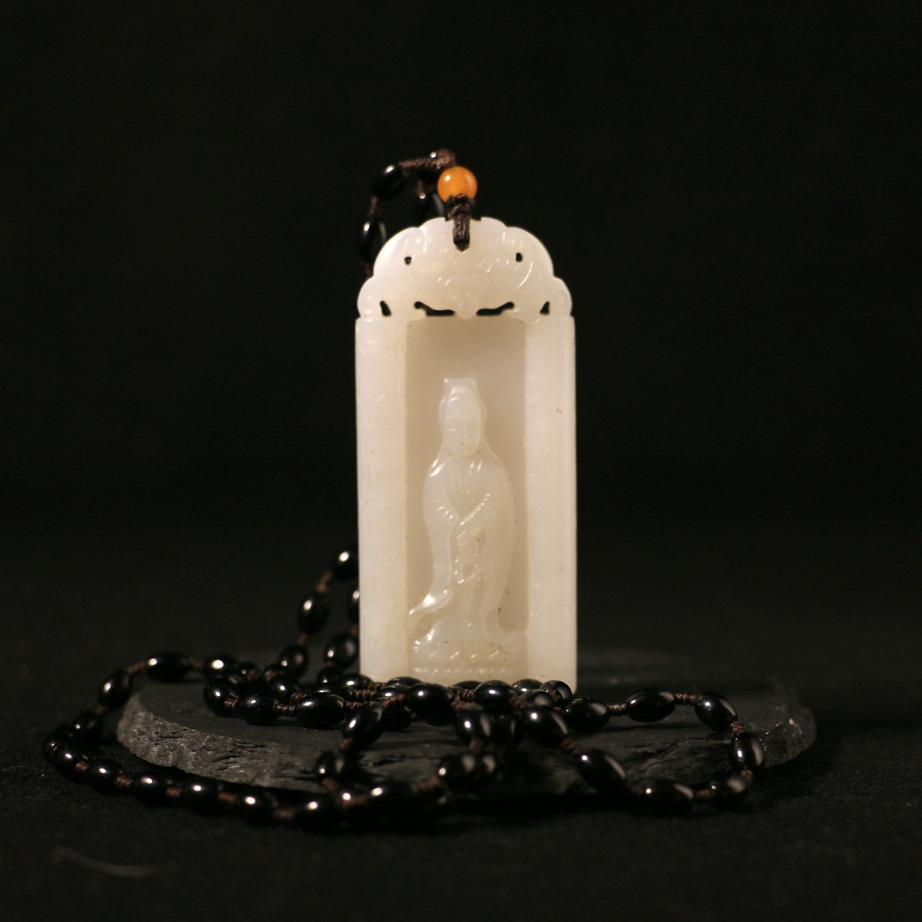 6M10  清白玉浮雕观音牌