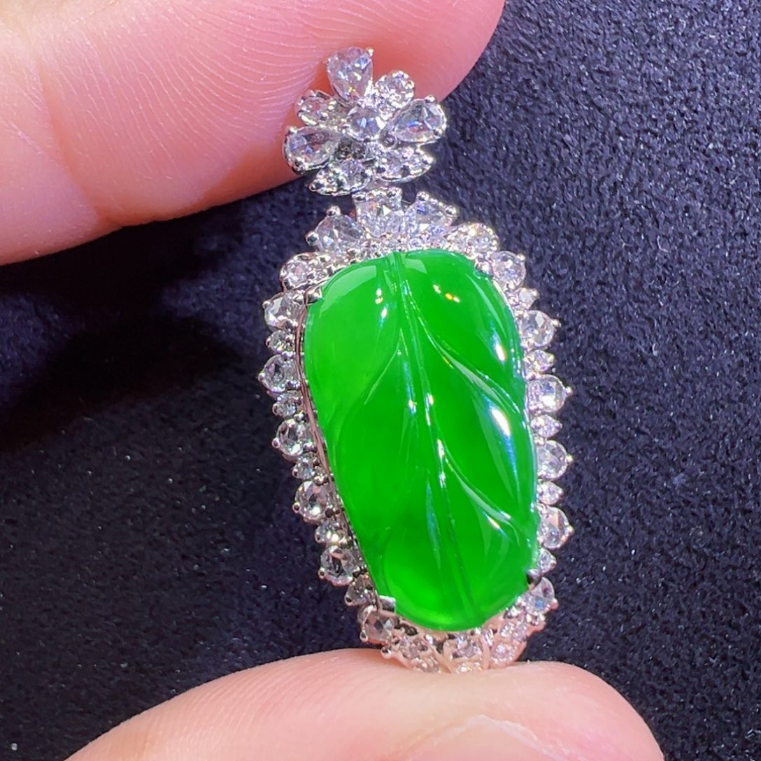 颈饰18K金镶嵌翡翠吊坠