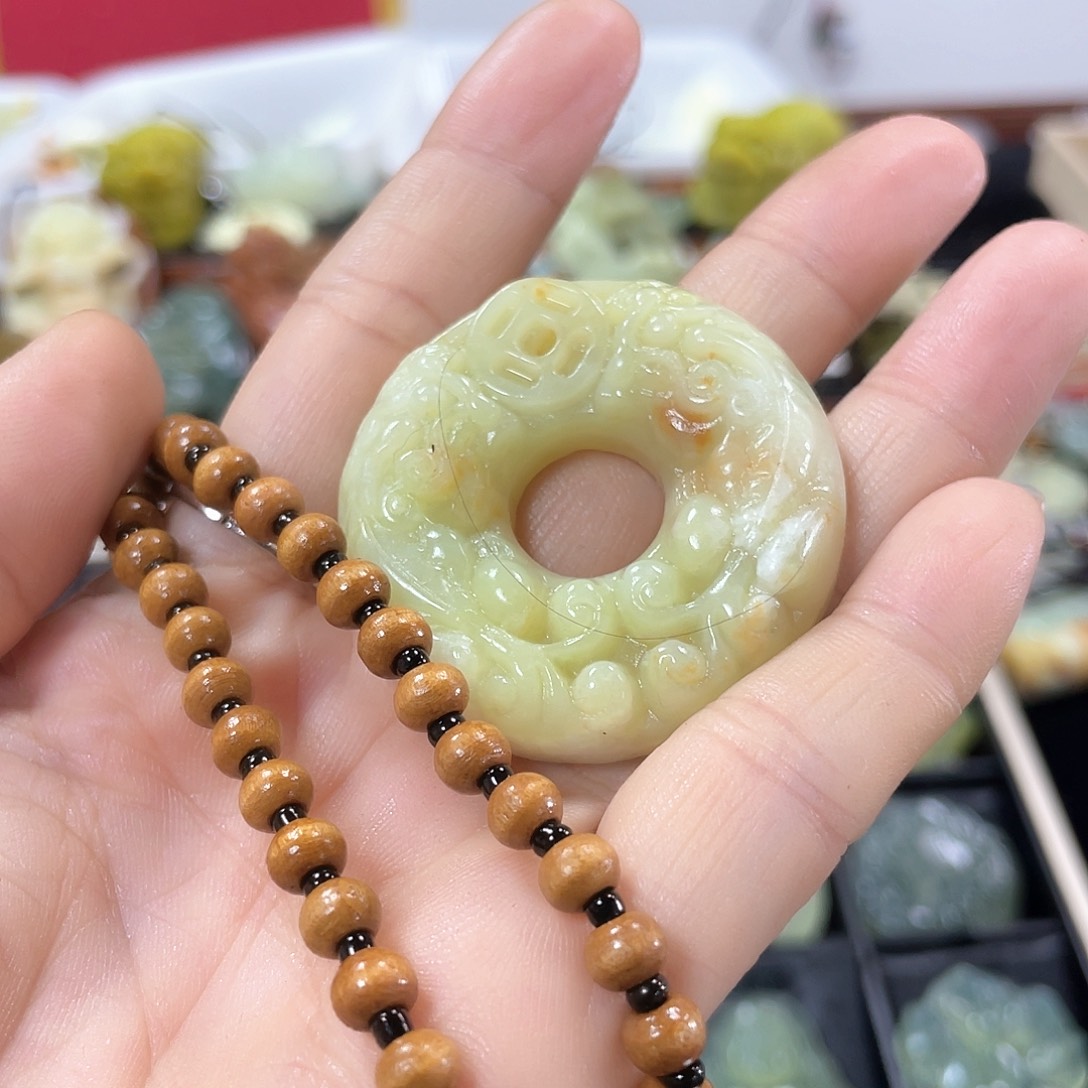 蛇纹石玉颈饰未镶嵌