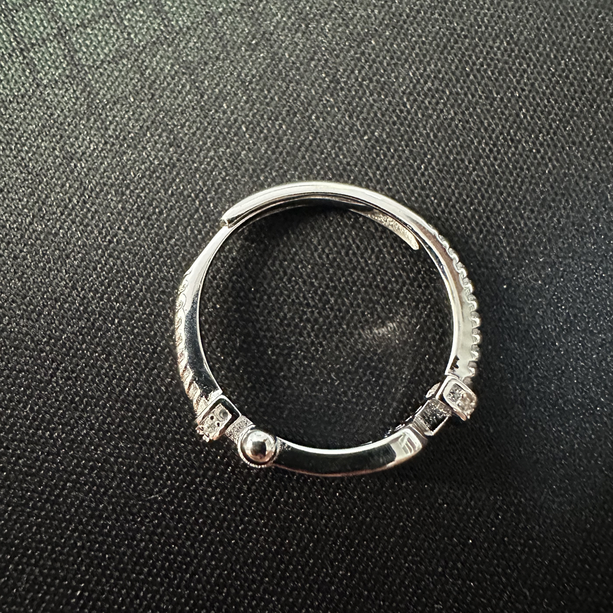 925银合成锆石戒指 精工时尚百搭电白轻奢蹄型合成锆石气质银戒指