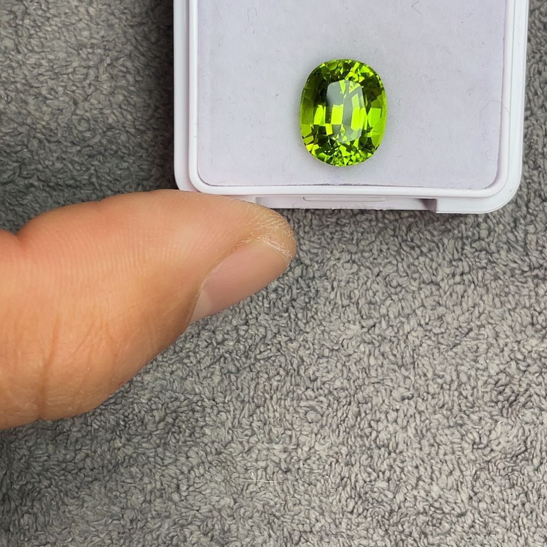 橄榄石裸石未镶嵌6.3Ct。 