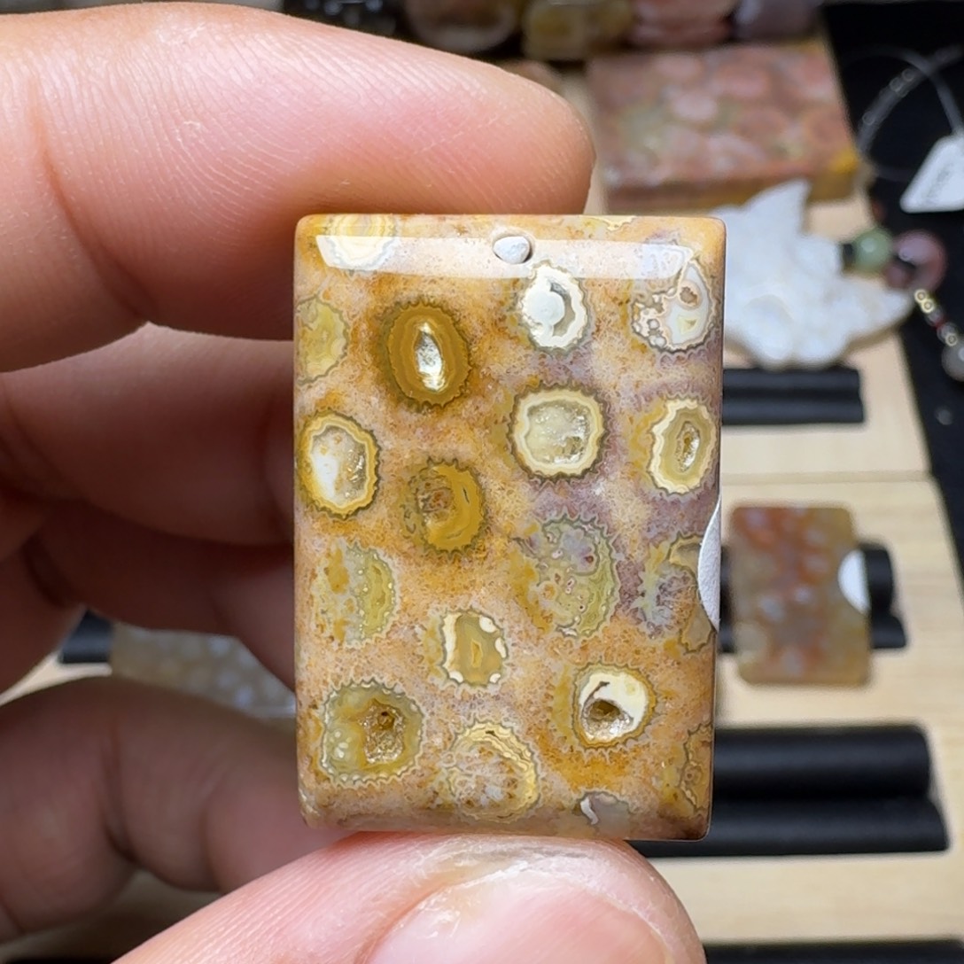 未镶嵌纯天然色有机玉石保真色硅化玉