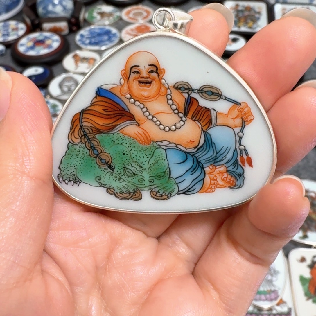 挎***疆瓷片粉彩纯银弥勒佛挂件