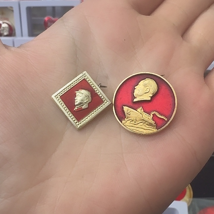 鹅***鹅其他普通金属红色收藏纪念章
