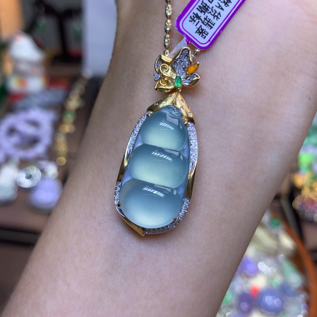 瑶***贝翡翠18K金镶嵌颈饰