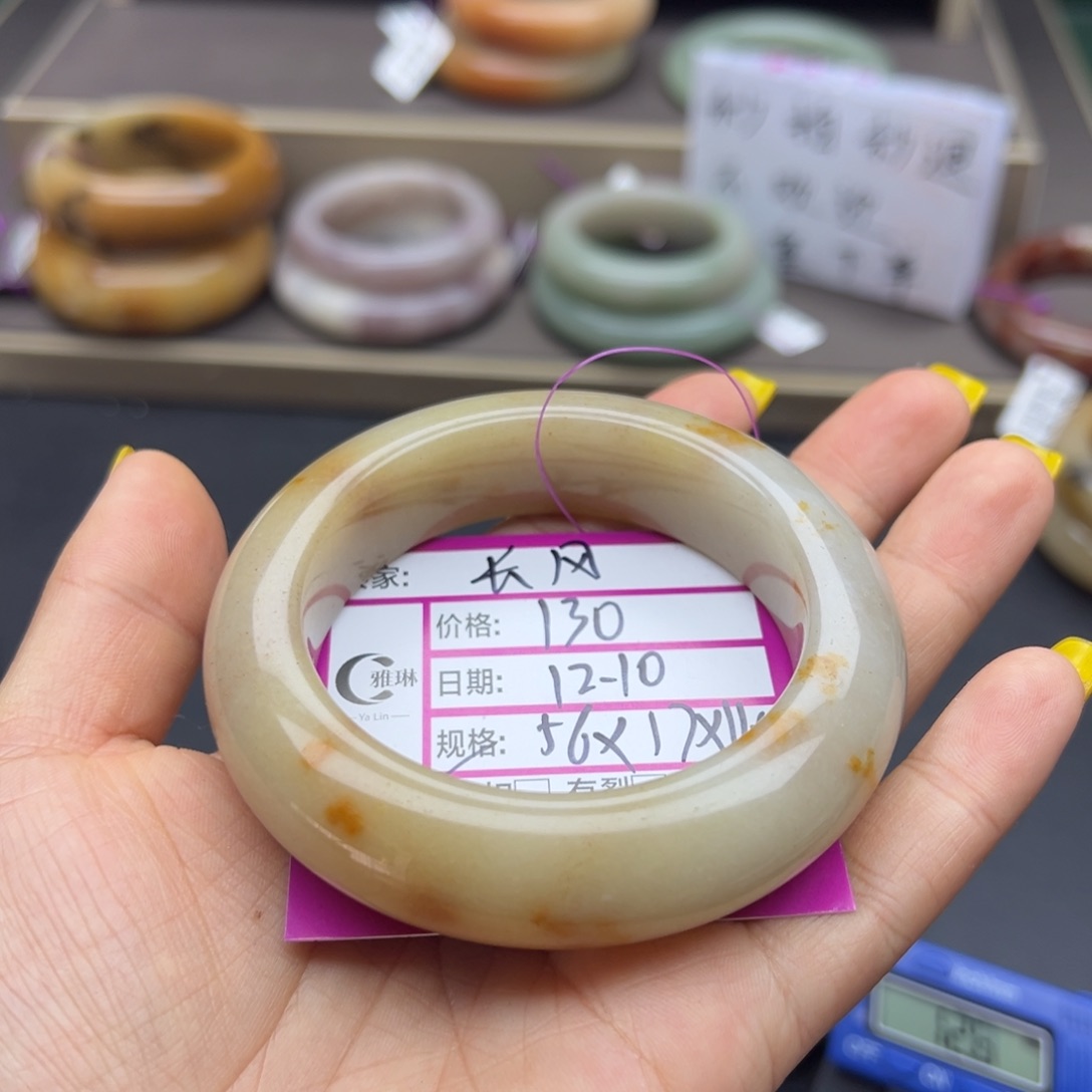 长***风石英质玉（佘太翠）未镶嵌手镯