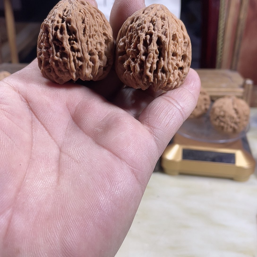 桃核吊坠满***?文玩核桃南将石