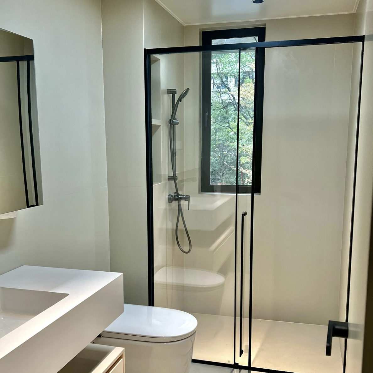 304不锈钢钢化玻璃一字型一固一活极窄加缓冲器防夹手推拉淋浴房