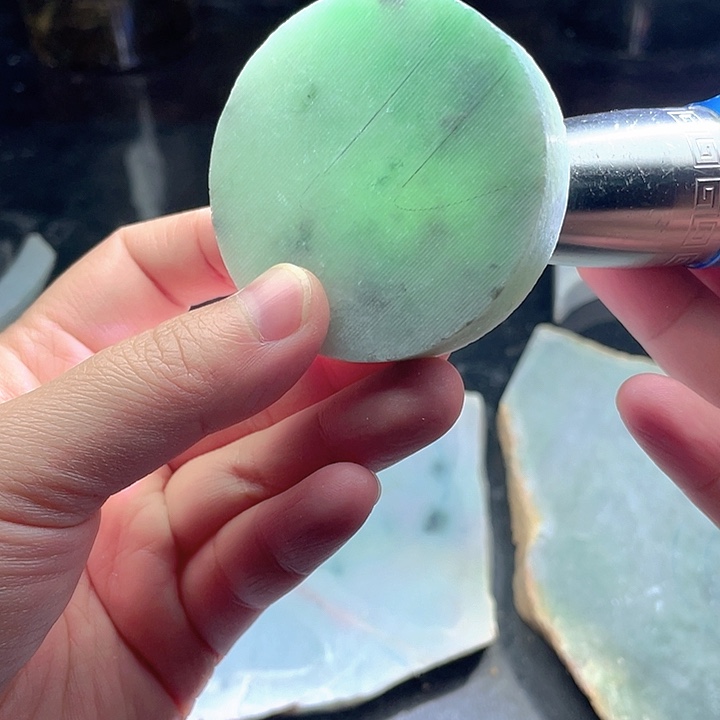 翡翠未镶嵌颈饰毛料9