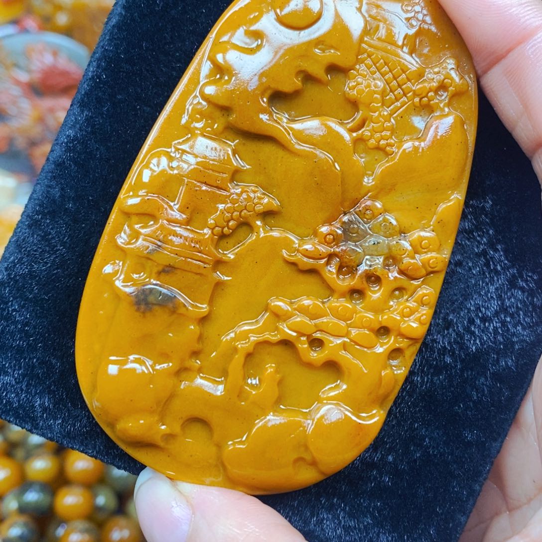 未镶嵌石英质玉（黄龙玉）颈饰