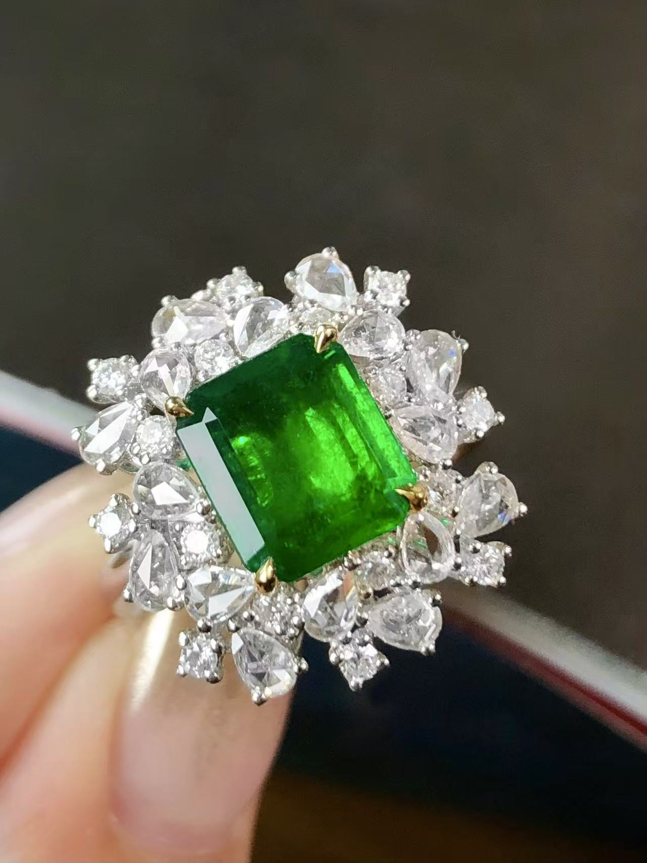 YIYI · 2.03ct赞比亚祖母绿戒指 · 18K金钻石 · 附GUILD证