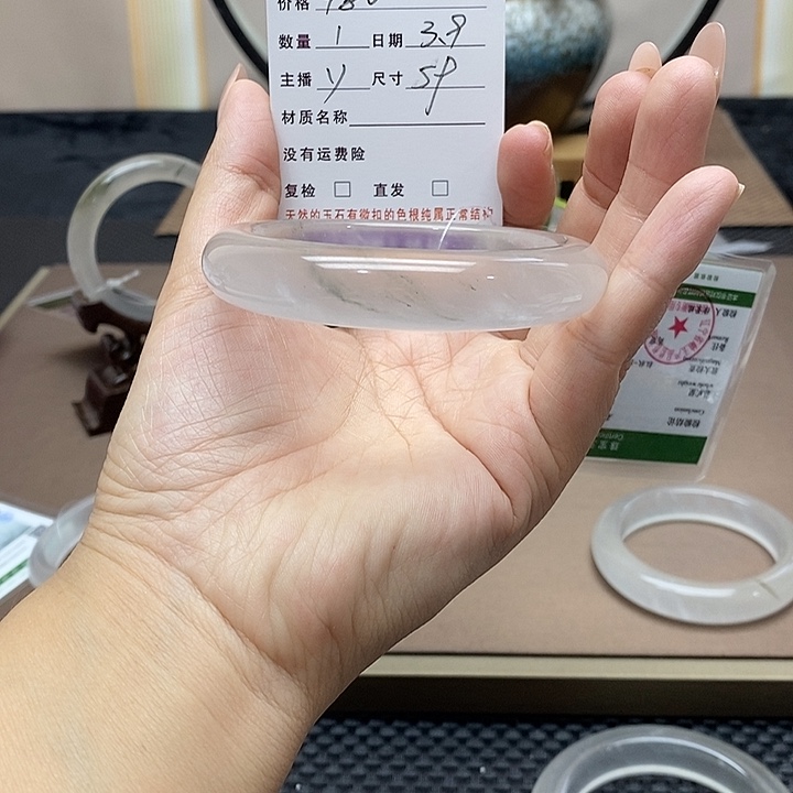 石英质玉手镯未镶嵌仲***?